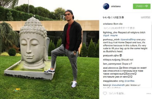 仏像に足を乗せるクリスティアーノ・ロナウド