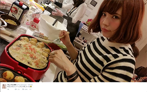 益若つばさタコ焼きを焼く