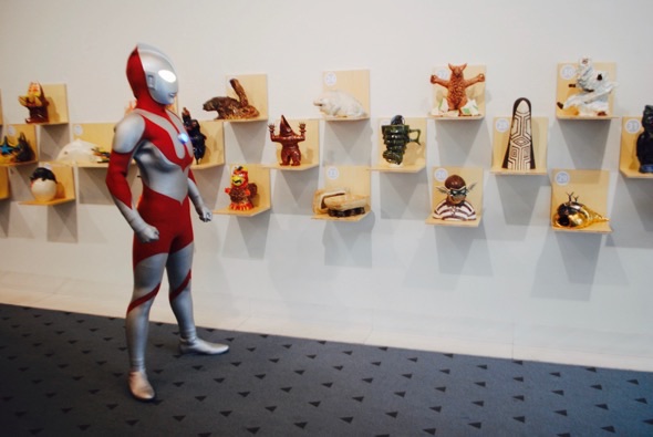 斬新な彫刻にさすがのウルトラマンもびっくり