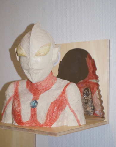 ウルトラマン？　いや、鏡に映った背中に注目