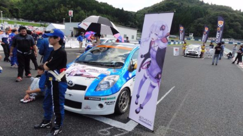 結月ゆかり レーシング ボーカロイド 痛車 レース クラウドファンディング
