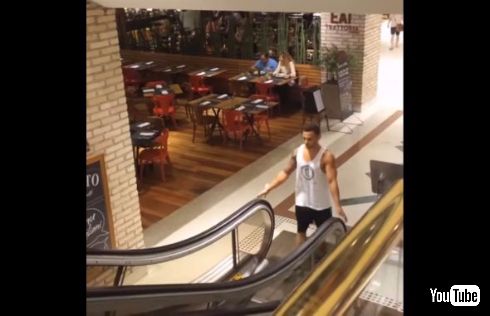 エスカレーター スーパーマン ヒーロー 飛ぶ