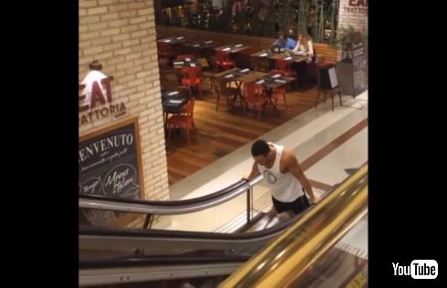 エスカレーター スーパーマン ヒーロー 飛ぶ