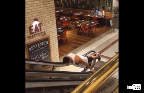 エスカレーター スーパーマン ヒーロー 飛ぶ