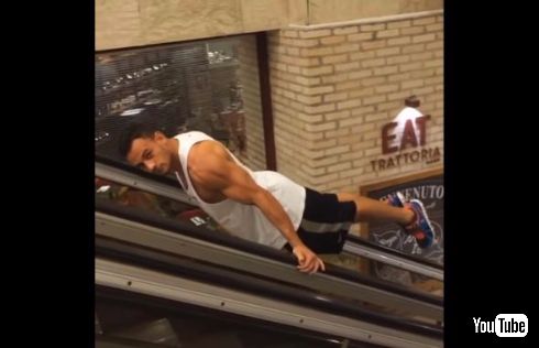 エスカレーター スーパーマン ヒーロー 飛ぶ