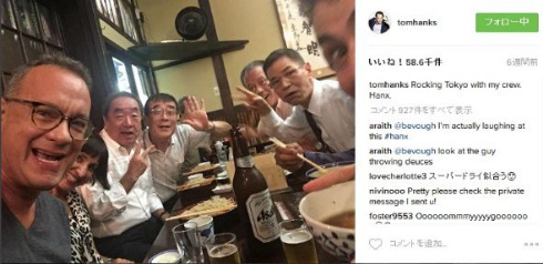 都内のそば屋で一般客と撮影するトム・ハンクス