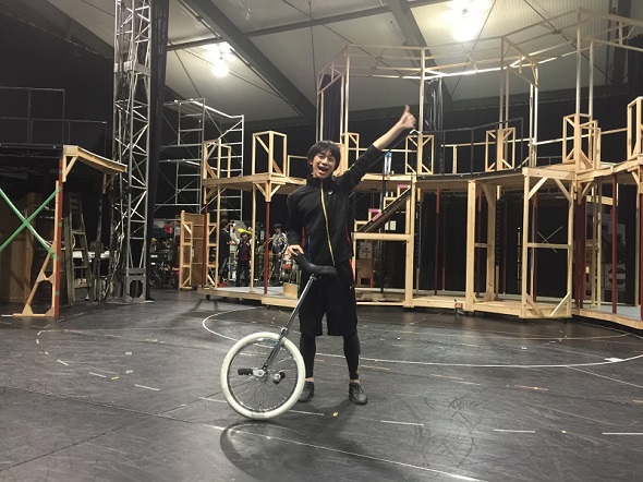 「ミュージカル『黒執事』〜NOAH’S ARK CIRCUS〜」で世界1位の一輪車技を披露する三津谷亮さん