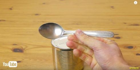 スプーンで缶詰めを開ける方法