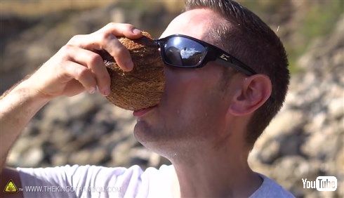  無人島に漂着してもあんしん！　ヤシの実を道具を使わずに割る方法