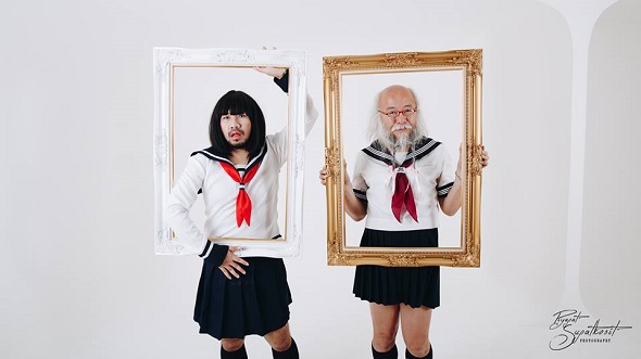 ついに並んだ「セーラー服おじさん」の2人