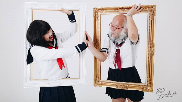 女子学生が戯れるかのように……