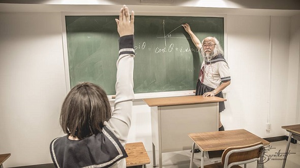 理系らしく数式を黒板に書いて学生モード。数学の公式の中で最も美しいものとされている「オイラーの公式」を選ぶのはさすが！