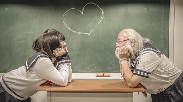 黒板にハートが描かれ、見つめ合う笑顔の2人……百合世界だな、とても濃厚な（色んな意味で）。