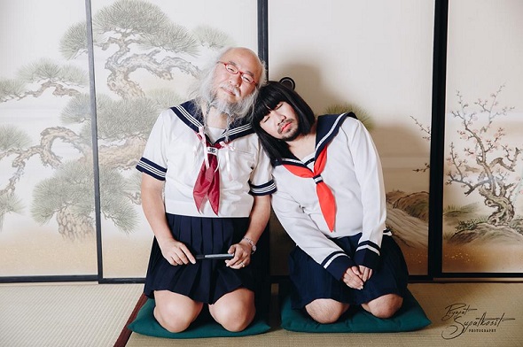 寄り添うセーラー服おじさんたち。なんだかとってもかわいく見えてきた……