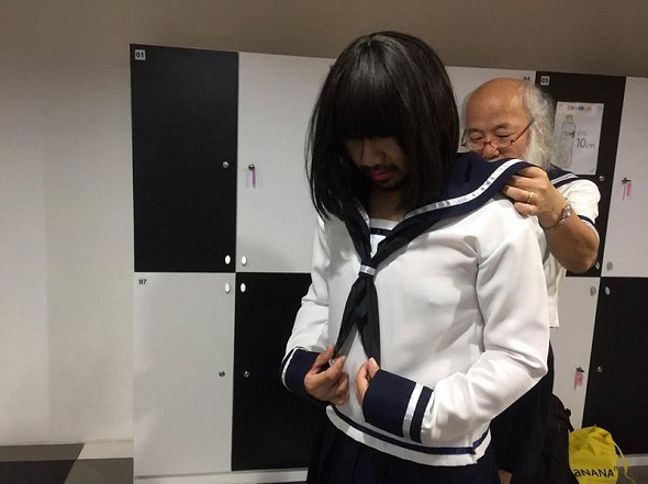 「タイが曲がっていてよ」と直す祥子様のような小林さん