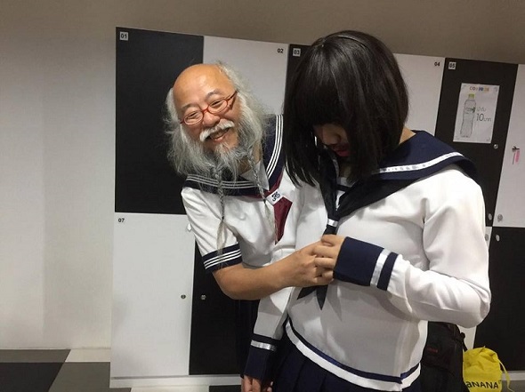 喪に服す世間を歩けるように予備の黒いスカーフに交換してあげたのでした