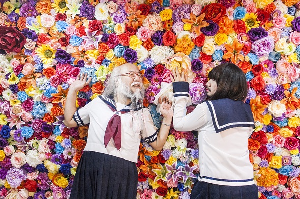 カラフルな花に囲まれる2人は、まるでAKBのヘビーローテーションのPVにも出てきそう