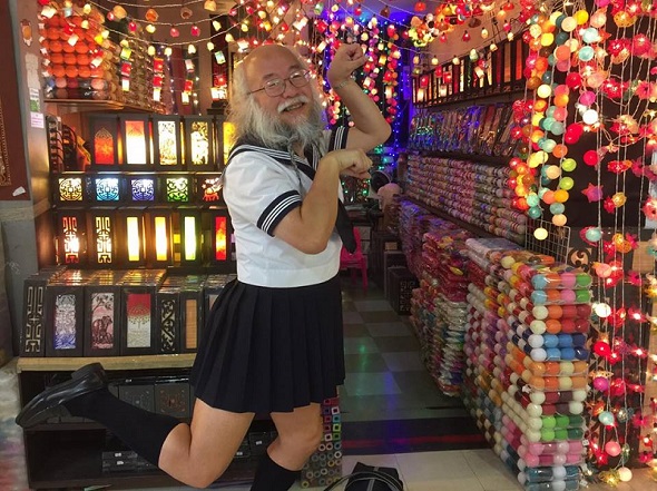 タイの観光地にあるお土産屋さんの前でポーズを決めるセーラー服おじさん