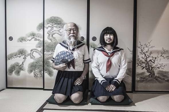 まるで映画のジャケットのようなセーラー服おじさんとタイのセーラー服おじさん