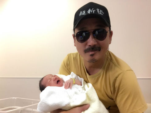 わが子を抱くタイガー福田さん