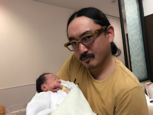 わが子を抱くタイガー福田さん