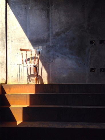 古い椅子をスケスケ素材で修復したアートがふしぎ空間