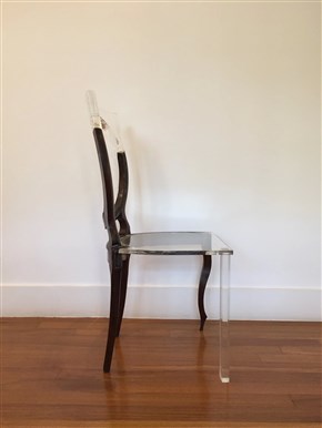 古い椅子をスケスケ素材で修復したアートがふしぎ空間