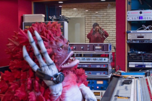 レコーデイング中の徳井青空さんを見つめるピグモン