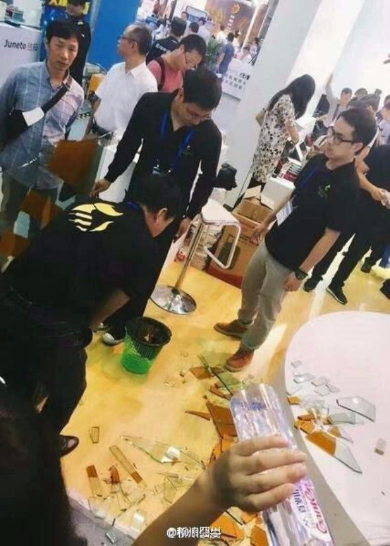 ロボット 工学 三原則 中国 事件 けが 展示