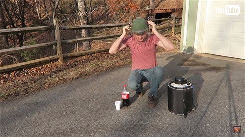 良い子も悪い大人もまねしちゃダメ　コーラのボトルに液体窒素を入れたらどうなるか