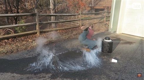 良い子も悪い大人もまねしちゃダメ　コーラのボトルに液体窒素を入れたらどうなるか