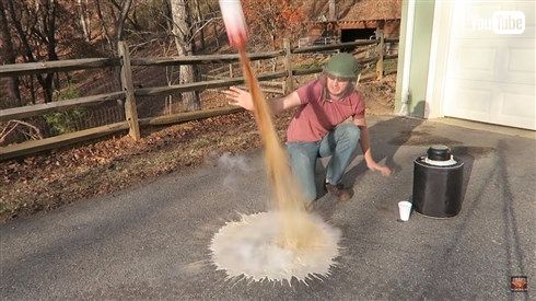 良い子も悪い大人もまねしちゃダメ　コーラのボトルに液体窒素を入れたらどうなるか