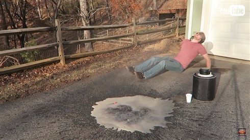 良い子も悪い大人もまねしちゃダメ　コーラのボトルに液体窒素を入れたらどうなるか