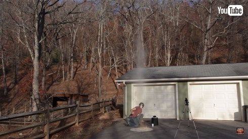 良い子も悪い大人もまねしちゃダメ　コーラのボトルに液体窒素を入れたらどうなるか