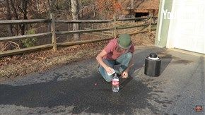 良い子も悪い大人もまねしちゃダメ　コーラのボトルに液体窒素を入れたらどうなるか