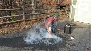 良い子も悪い大人もまねしちゃダメ　コーラのボトルに液体窒素を入れたらどうなるか