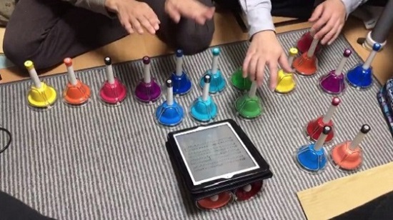 音楽ゲームのコントローラーを叩くかのように奏でられるのはクリスマス定番曲「赤鼻のトナカイ」