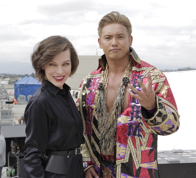 圧倒的ハリウッド感！ ミラ・ジョヴォヴィッチ、まさかのヴァン