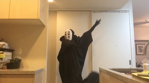 星野源さんの「恋」に合わせて大きく腕を振るカオナシ