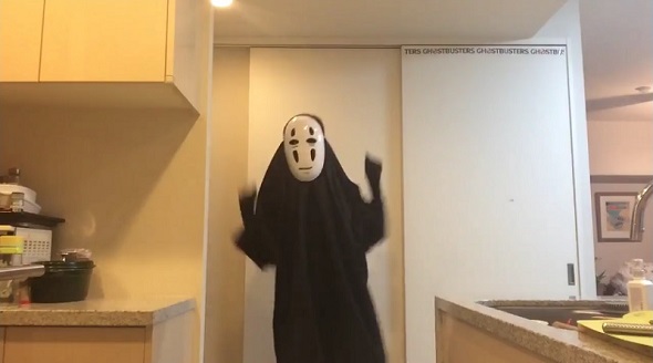 アレンジした激しい恋ダンスを踊るカオナシの正面顔はインパクトが半端ない