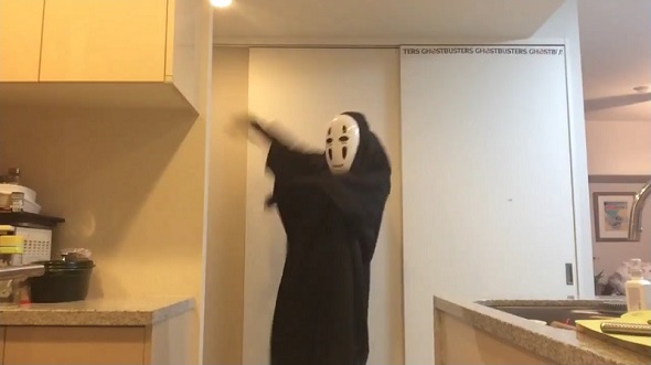 ジブリ映画では見られないカオナシの踊る姿は秀逸