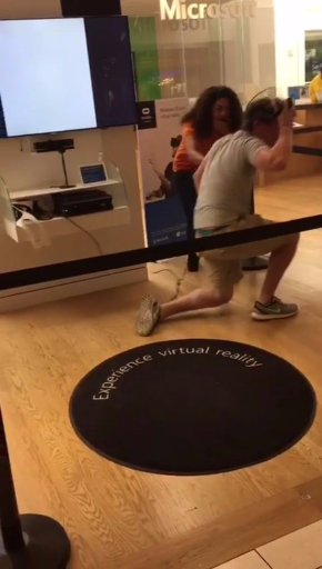 VR 崖登り 転ぶ 動画 事故