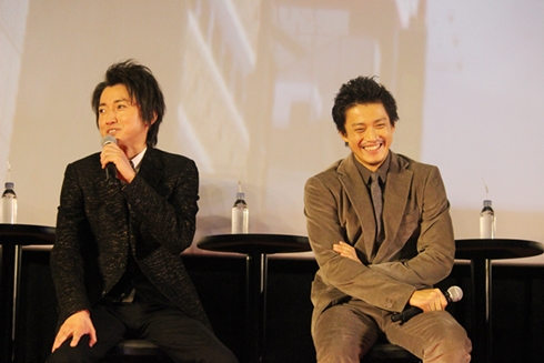 「龍が如く6 命の詩。」完成披露会の藤原竜也さんと小栗旬さん