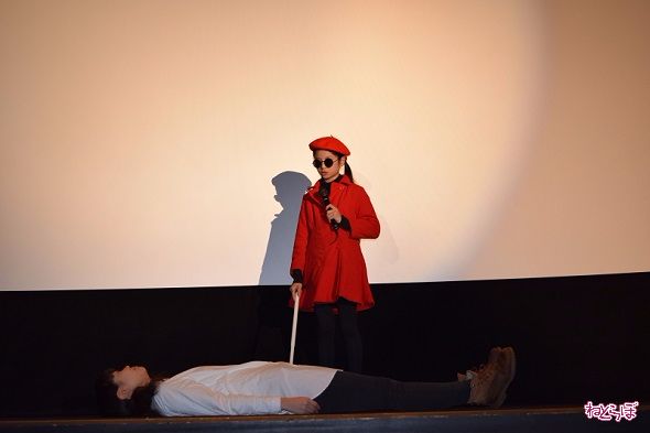 白石監督に演出をつけられ、白杖で歩いて近寄って「この人無駄死にだね」とと大人びた珠緒を披露する菊池麻衣さん