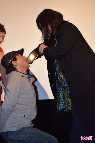 「飲め」と柄杓の中身を口に流し込む法柳・堂免一るこさん