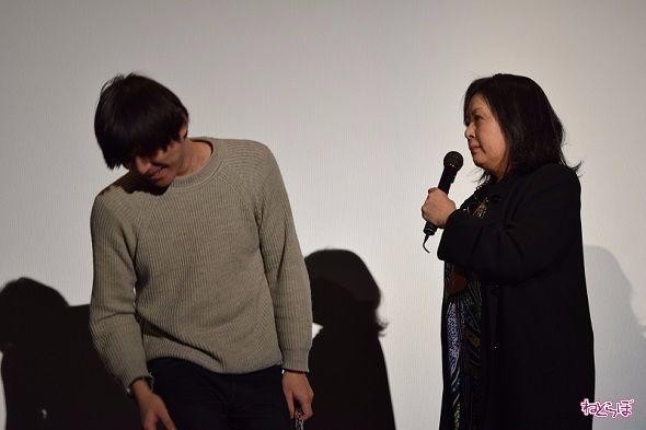 容赦ない平手打ちをしたのが分かる勢いのある顔の揺れの編集部員