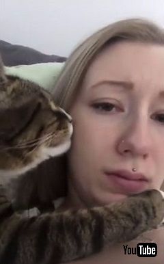 頬にチュッ