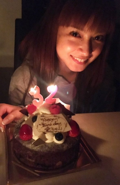 平愛梨さん、ケーキを前に
