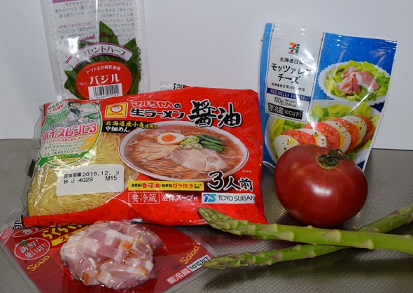 材料一覧。マルちゃんの生ラーメン醤油、トマト、アスパラ、角切りベーコン、モッツァレラチーズ、バジル