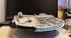 浮く「ミレニアム・ファルコン」を自作した猛者が登場